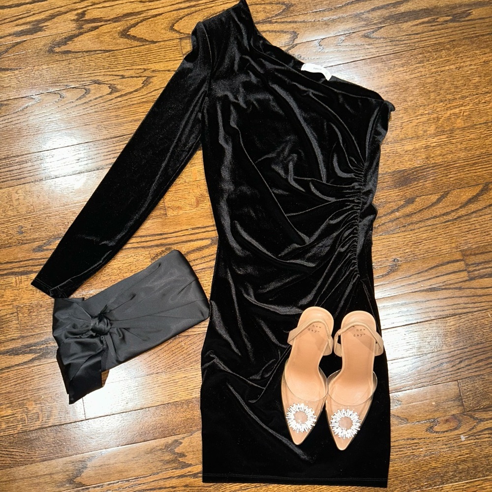 Elegant Black Velvet One-Shoulder Dress